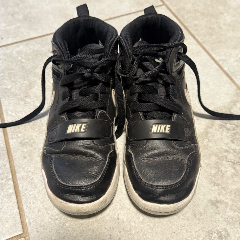 Boys Black Jordan’s size 1